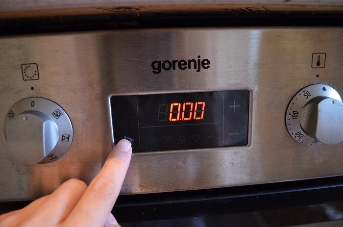 Реже пользуйтесь духовкой, она сильно нагревает воздух в кухне. / Фото: severdv.ru