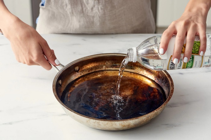 Налейте уксус в сковороду и немного подождите. / Фото: design-homes.ru