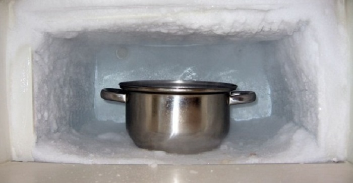 Кастрюлю с соленой водой нужно поставить в морозилку. / Фото: tokzamer.ru