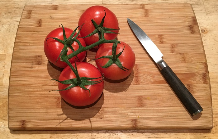Нужно разрезать помидоры на половинки. / Фото: capiton-mebel.ru