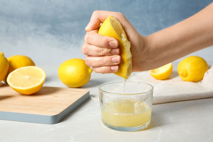Лимонный сок хорошо отбеливает кожу и ногти. / Фото: womond.com