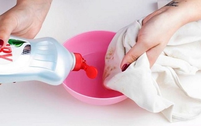 Средство для мытья посуды отстирает жирные пятна. / Фото: nashaotdelka.ru