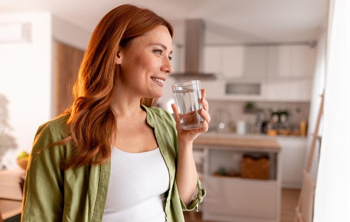 Начинайте день со стакана воды. / Фото: yahoo.com