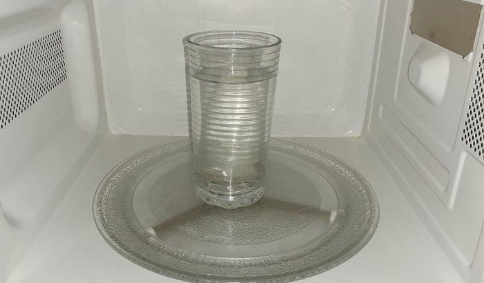 Поставьте в микроволновку стакан воды