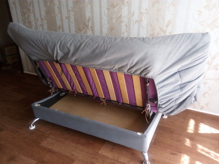 Чтобы было удобнее снимать чехол, поднимите сиденье. / Фото: chastnik-m.ru