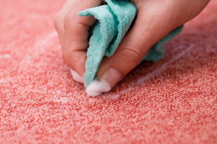 Обработайте пятно средством для мытья посуды. / Фото: snus-outlet.ru