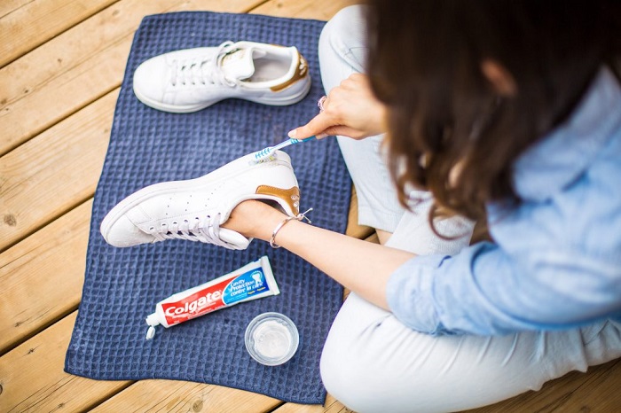 Зубной пастой и щеткой можно отбелить кроссовки. / Фото: ezoterkin.ru