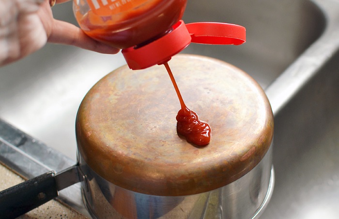 Дно кастрюли получится отмыть с помощью кетчупа. / Фото: about-tea.ru