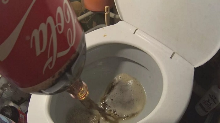 Залейте кока-колу в унитаз