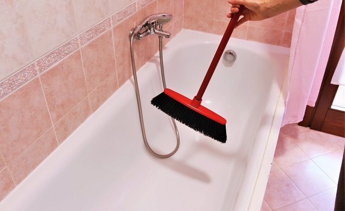 Купите отдельную метлу для чистки ванны