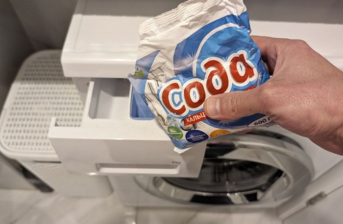 Насыпьте соду в отсек для порошка