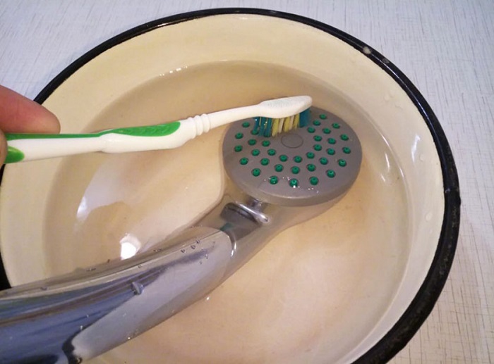 Труднодоступные места можно чистить зубной щеткой. / Фото: archidea.com.ua