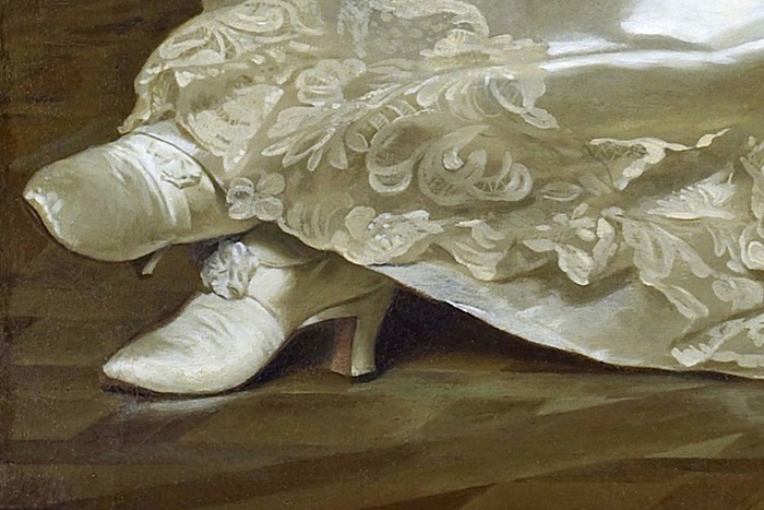 Такие туфли носили под пышные платья. / Фото: emilia-spanish.ru