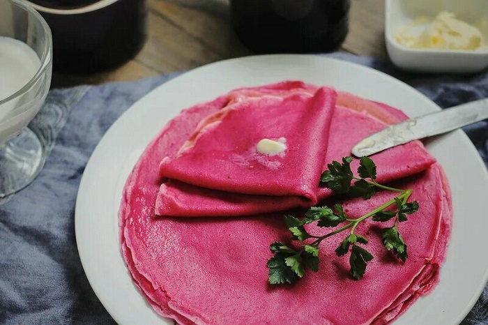 Блинчики получатся красивого розового цвета