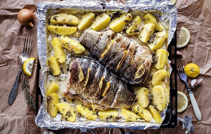 Рыба с картофелем, запеченная в духовке. / Фото: gas-kvas.com