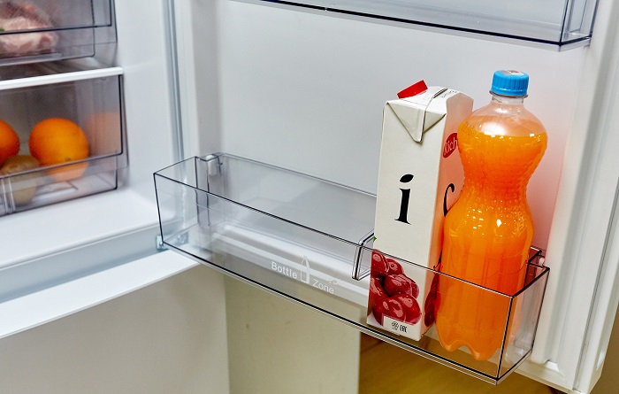 Сок обычно хранят на дверце холодильника. / Фото: lavira-market.ru