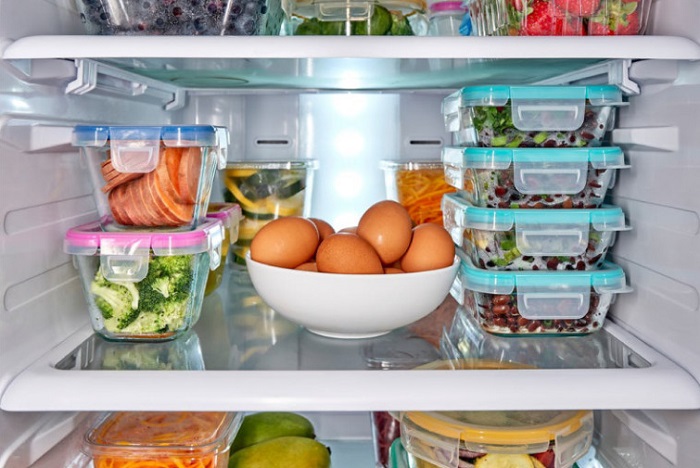Рассортируйте блюда и продукты по контейнерам и поставьте в холодильник. / Фото: comments.ua