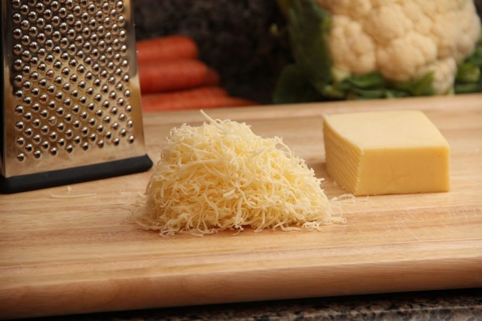 Натрите на терке сыр для лазаньи. / Фото: edimdoma.ru