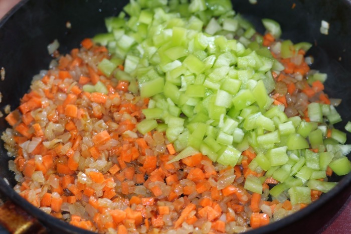 Обжарьте лук с морковью и сельдереем. / Фото: receptikk.ru