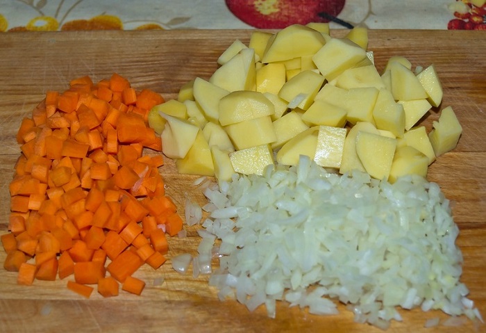 Если нарезать овощи одинаковыми кубиками, они сварятся одновременно. / Фото: povar.ru