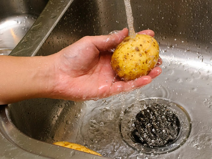 Промывайте картофель, пока он в кожуре. / Фото: svadba1000.ru