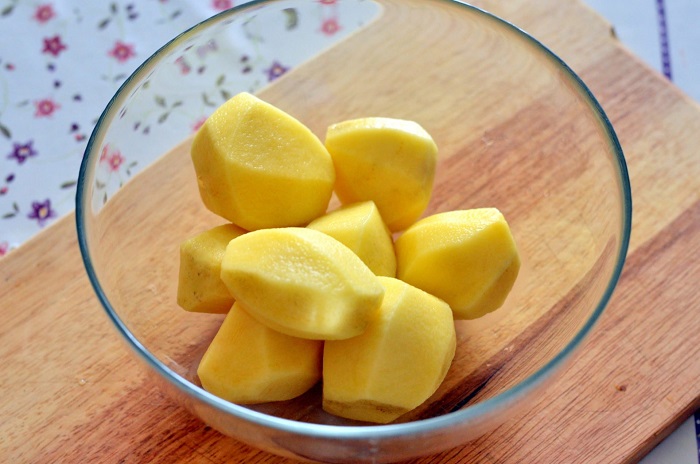 Не оставляйте очищенный картофель надолго на столе. / Фото: legkovmeste.ru