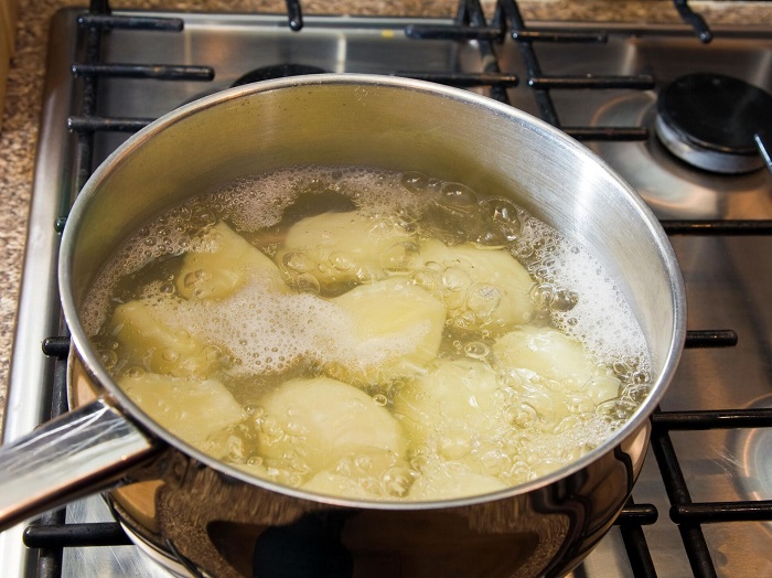 Когда вода закипела, кладите картофель в кастрюлю. / Фото: smartik.ru