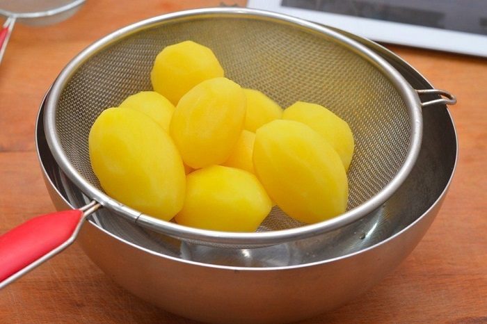 Слейте картофель через сито, чтобы не осталось влаги. / Фото: fotostrana.ru