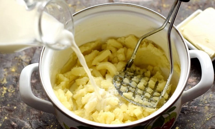 Заливайте масло в уже растолченный картофель. / Фото: infoeda.com