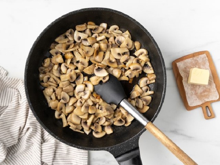 Обжаривайте грибы на сливочном масле. / Фото: food.ru