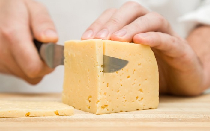 Хороший сыр во время нарезки не должен крошиться. / Фото: foodman.club
