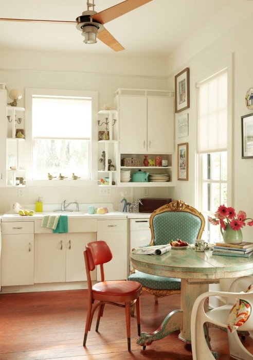 На кухне могут сочетаться разные кресла и стулья. / Фото: houzz.ru