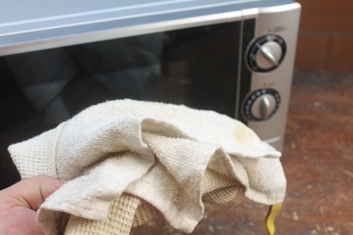Стирать полотенца можно в микроволновой печи. / Фото: crobux.ru