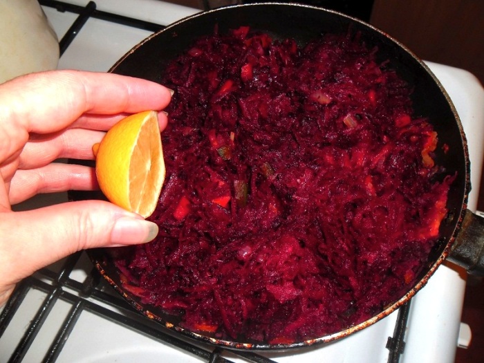 Добавьте лимонный сок в тушеную на сковороде свеклу. / Фото: vkontru.ru