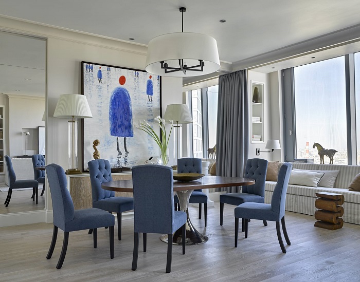 Добавьте мебель актуального цвета и предметы искусства