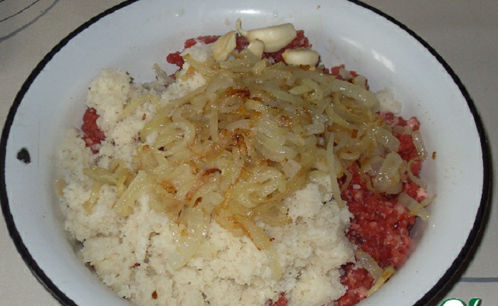 Сначала обжарьте лук, а затем добавляйте в фарш