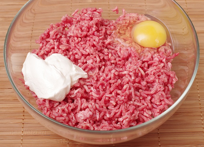 Сметана и яйцо в фарше