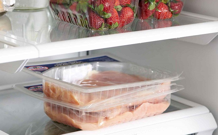 Размораживайте курицу на полке холодильника
