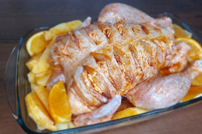 Сделайте в курице надрезы и положите бекон