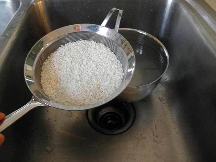 Рис удобно промывать через сито. / Фото: kulinarenok.ru