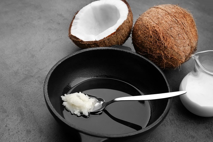 Смажьте дно сковороды кокосовым маслом. / Фото: nutsexpert.ru