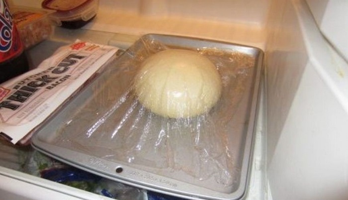 Накройте тесто пленкой и уберите в холодильник