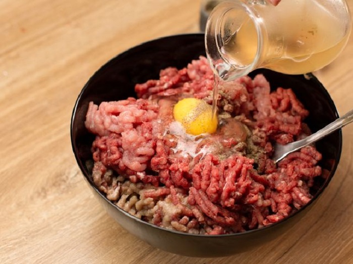 Добавьте в фарш немного куриного бульона