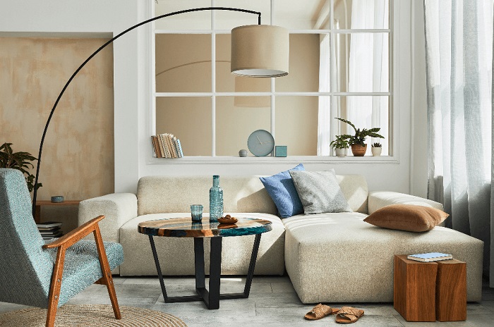 Установите стильный торшер в гостиной