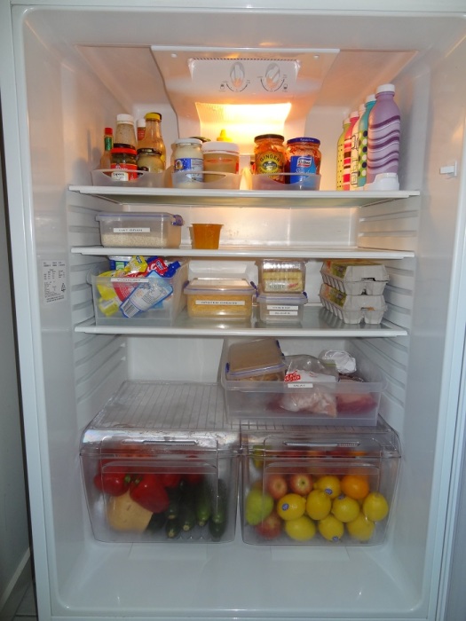 Овощи и фрукты храните в больших ящиках, яйца – на средней полке. / Фото: arnfoto.ru