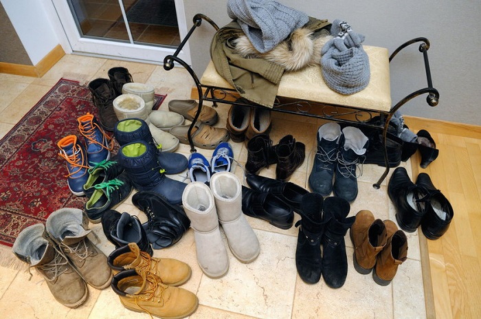 Много обуви на полу в прихожей. / Фото: emilia-spanish.ru