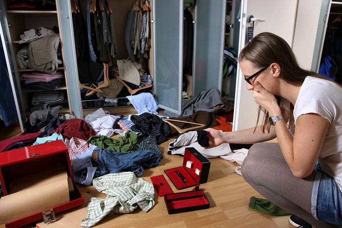 Полезно иногда перебирать вещи в квартиру. / Фото: vtchk.ru
