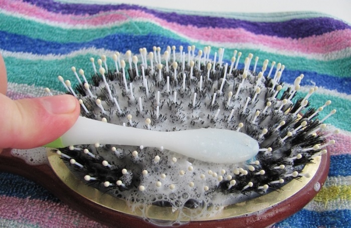 Расческу лучше мыть в мыльном растворе зубной щеткой. / Фото: kakpochistit.ru