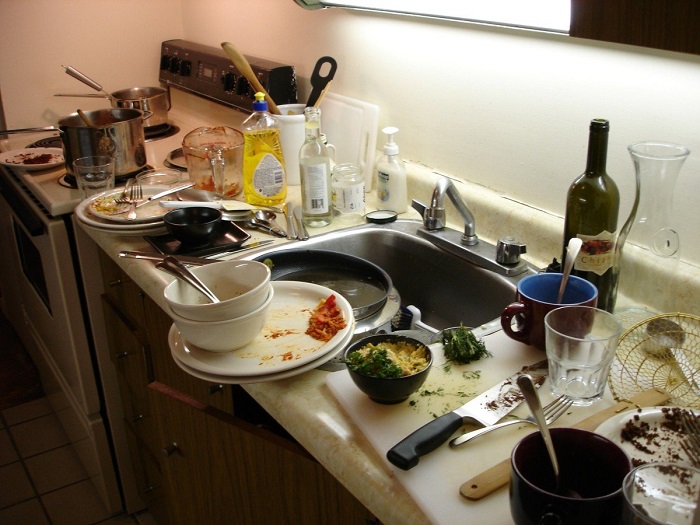 Мойте посуду и убирайте на столешнице по ходу готовки. / Фото: vladtime.ru