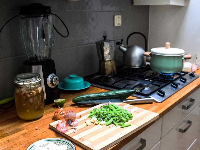 Пока варится картофель, можно нарезать ингредиенты для салата. / Фото: na-dache.pro